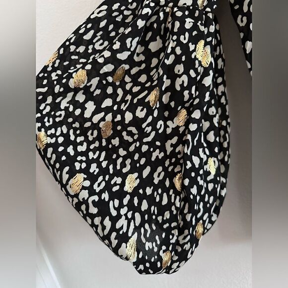 NWT Blu Pepper Bishop Tie Neck Top with Gold Design size Small - Picture 11 of 12